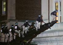 Agentes de la policía de Nueva York irrumpen en un edificio de la Universidad de Columbia.
