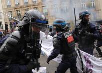 Policía detiene a manifestantes en Francia.