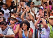 La ovación del público resuena en Valledupar, celebrando el talento y la pasión de los concursantes del Festival Vallenato.
