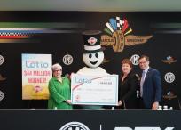 La ganadora de la lotería recibió su premio en el famoso autódromo Indianapolis Motor Speedway, de Indiana.