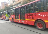Así quedaron algunos de los buses de TransMilenio.
