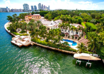 Ofrece conocer puntos emblemáticos de Miami y las casas de los famosos.