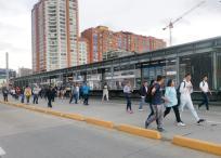 Por protestas de los estudiantes de la Universidad Nacional se cerraron las estaciones de Transmilenio y los usuarios tuvieron que caminar hacia sus destinos.
