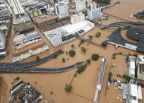 Fotografía aérea tomada con un dron que muestra la estación central de autobuses inundada este domingo, tras la crecida del lago Guaíba en la ciudad de Porto Alegre (Brasil).