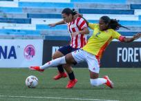 La jugadora de Colombia, Mary Alvarez (d), disputa el balón con la jugadora de Paraguay, Zunilda Coronel (i), por el Sudamericano Femenino sub-20 este domingo, en la ciudad de Guayaquil (Ecuador). EFE/Jonathan Miranda