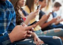 ¿Llegó la hora de revaluar el uso de celulares y redes sociales en colegios?