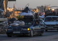 Palestinos desplazados internos parten con sus pertenencias tras una orden de evacuación emitida por el ejército israelí, en Rafah, sur de la Franja de Gaza.
