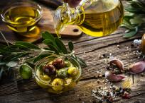 El aceite de oliva tiene vitamina E, vitamina K, calcio, hierro y potasio.