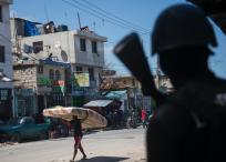 Pandillas controlan barrios enteros en Puerto Príncipe, pero la policía, superada en número y armas, se ha mantenido firme.