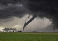 Las personas deben estar atentas ante la amenaza de tornados.