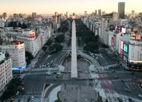 Avenida 9 de julio y el obelisco este jueves en Buenos Aires durante la huelga general.