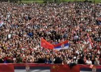 Serbios ondean banderas de Serbia y China durante la bienvenida al presidente de China.