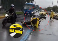 En un video compartido en redes sociales se puede ver cómo varios motociclistas se resbalan y caen en plena vía.