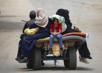 Palestinos se trasladan a zonas más seguras en Rafah, en el sur de la Franja de Gaza.