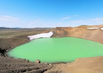 El Krafla está ubicado en el noreste de Islandia. Tiene 10 km de diámetro con una zona de fisuras de 90 km de largo.