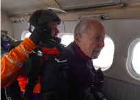 El hombre de 106 años saltó por tercera vez en paracaídas para recuperar el récord.