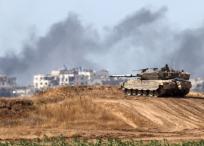 Un carro de combate del ejército israelí toma posición en el sur de Israel, cerca de la frontera con la Franja de Gaza.