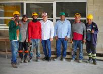 Dumek Turbay con trabajadores de la construcción en el colegio San Felipe Neri