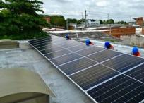 En varias cubiertas de edificios públicos de la ciudad ya están instalados los paneles solares.
