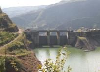 En Cali, buena parte del agua proviene del río Cauca, el cual es regulado por el embalse de Salvajina.