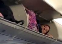 La mujer solo observó a los pasajeros.