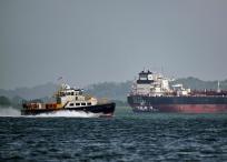 Un carguero se prepara para ingresar a las esclusas de Agua Clara en Colón, Panamá, el 14 de mayo de 2024.