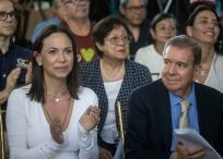 La líder opositora María Corina Machado (i) aplaude junto al candidato presidencial Edmundo González Urrutia (d) este jueves en Caracas (Venezuela).