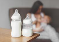 En redes sociales se ha viralizado el uso de la leche materna para mejorar el aspecto de la piel del rostro, una práctica que no es bien vista entre dermatólogos.