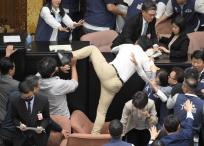 Pelea en Parlamento de Taiwán.