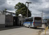 panorama de seguridad a las afueras de la cárcel la modelo en Bogotá, en donde se espera el traslado de 10 penitenciarios tras el asesinato del director de la cárcel Elmer Fernández.
