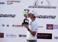Harry Hillier, con el trofeo de campeón del Inter Rapidísimo Golf Championship.