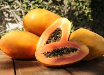 La papaya ha destacado por su capacidad para reducir el colesterol y la presión arterial.