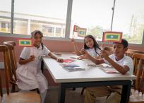 Niños del Colegio que ayudo a construir la fundación de Shakira en Cartagena