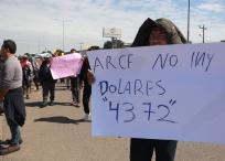 Transportistas protestan contra el gobierno boliviano por la escasez de dólares en el país este lunes, en Santa Cruz (Bolivia).
