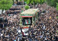 Camión transporta los féretros del presidente Ebrahim Raisi y los otros siete fallecidos en el accidente aéreo.