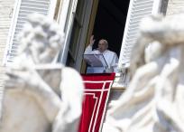 El Papa Francisco dirige la oración del Regina Caeli desde la ventana de su despacho que da a la Plaza de San Pedro, Ciudad del Vaticano.
