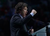 El presidente de Argentina, Javier Milei, pronuncia un discurso en el escenario durante el mitin 'Europa Viva 24' del partido de extrema derecha español Vox en Madrid el 19 de mayo de 2024.