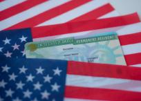 La green card permite vivir y trabajar en Estados Unidos.