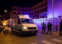 Autoridades atienden el derrumbe de un edificio en Mallorca.
