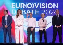 Brussels (Belgium), 23/05/2024.- (L-R) Candidates Sandro Gozi, Terry Reintke, Walter Baier, Ursula von der Leyen and Nicolas Schmit pose ahead of the Eurovision Debate 2024 for the presidency of the European Commission, taking place in European Parliament hemicycle in Brussels, Belgium, 23 May 2024. The lead candidates for the presidency of the European Commission: Ursula von der Leyen candidate for European People'Äôs Party, Walter Baier for European Left party, Nicolas Schmit of Party of European Socialists, Sandro Gozi of European Democratic Party/Renew and Terry Reintke of European Greens take part in a final debate in Brussels ahead of the European election scheduled for 6-9 of June 2024. (Bélgica, Bruselas) EFE/EPA/OLIVIER HOSLET