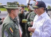 El presidente Gustavo Petro condecorando a uno de los policías que repelió ataque en Miranda, Cauca.