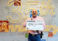 Nathan Wood ganó US$2'000.000, tras comprar su boleto de lotería en una estación de servicio.