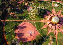 Una característica distintiva de Auroville es la ausencia de dinero en efectivo.