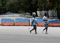 Personas caminan frente al Palacio Nacional este sábado, en Puerto Príncipe (Haití).