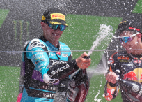 piloto colombiano de Moto3 David Alonso, del CF Moto Aspar Team (i), ganador, y el piloto español José Antonio Rueda (d),