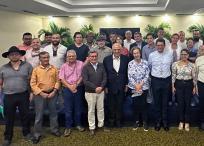 Las delegaciones del Gobierno y del Eln que participaron del séptimo ciclo de diálogos en Caracas, en el que se firmó el acuerdo de participación.