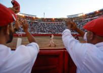 Monosabios, vestidos con su característico uniforme rojo y blanco, en medio de una corrida de toros en la plaza de Manizales  en 2022