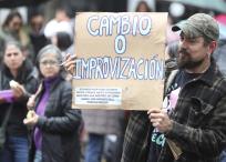 Un hombre sostiene un cartel en una protesta de profesores este miércoles, en Bogotá (Colombia).