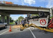 CamiÃ³n de operadora de aseo cae de un puente vehicular en la vÃ­a Cali - Palmira