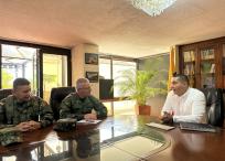 El comandante de EjÃ©rcito reunido con autoridades locales de Cauca.